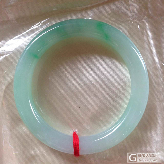 1.8W的苹果绿和2W的糯冰镯子对比，大家看哪个更漂亮更值得入？_手镯翡翠