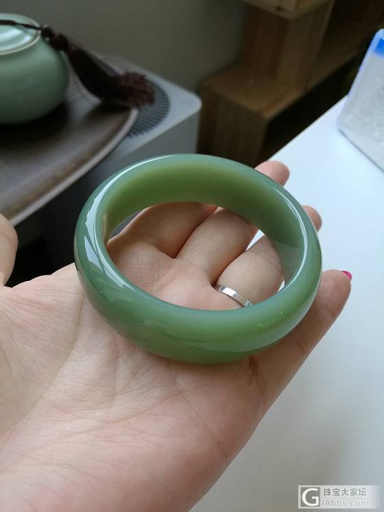 晒一只去年入的鸭蛋青扁条～_手镯碧玉