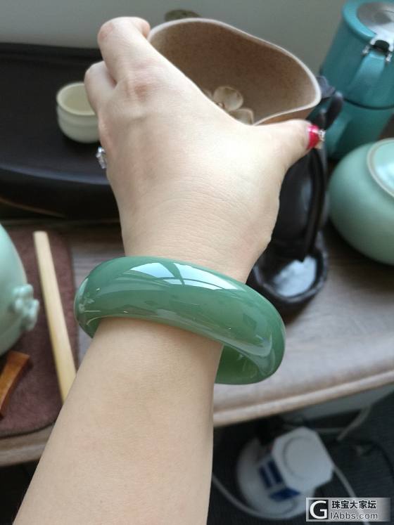 晒一只去年入的鸭蛋青扁条～_手镯碧玉
