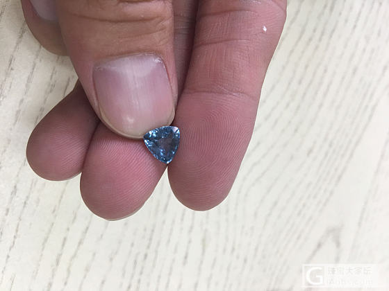 不同光下蓝尖晶_刻面宝石尖晶石
