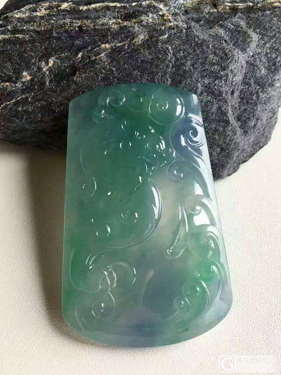 冰种春带彩仿古龙凤牌_牌子翡翠