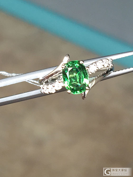 【皇家彩宝】一枚沙沙戒指💍轻轻的来了_刻面宝石沙弗莱戒指