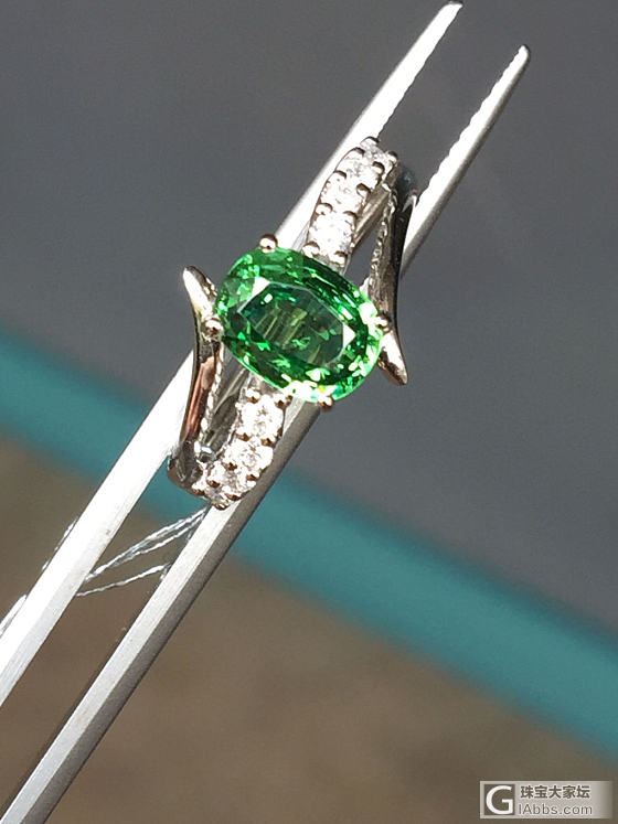 【皇家彩宝】一枚沙沙戒指💍轻轻的来了_刻面宝石沙弗莱戒指