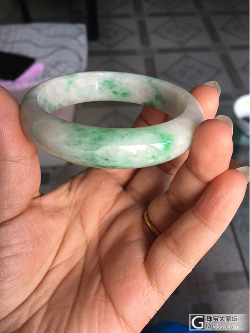 大家帮我看看这个可以留吗？小四2开头，接近3。_翡翠手镯
