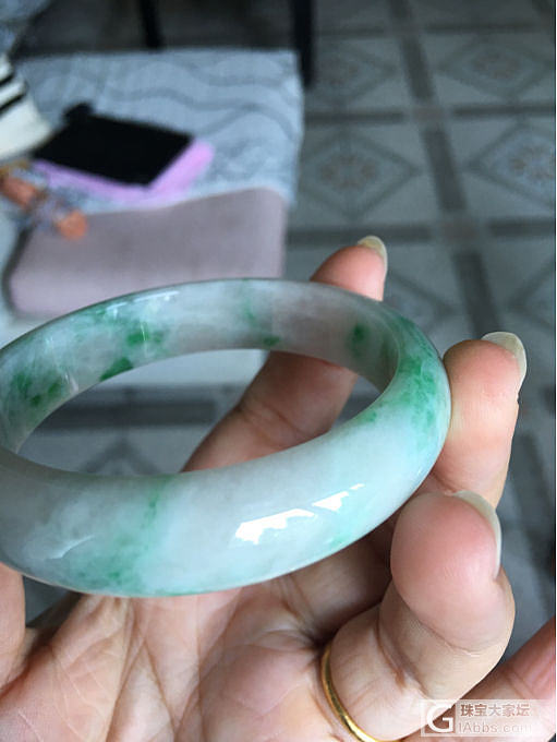 大家帮我看看这个可以留吗？小四2开头，接近3。_翡翠手镯