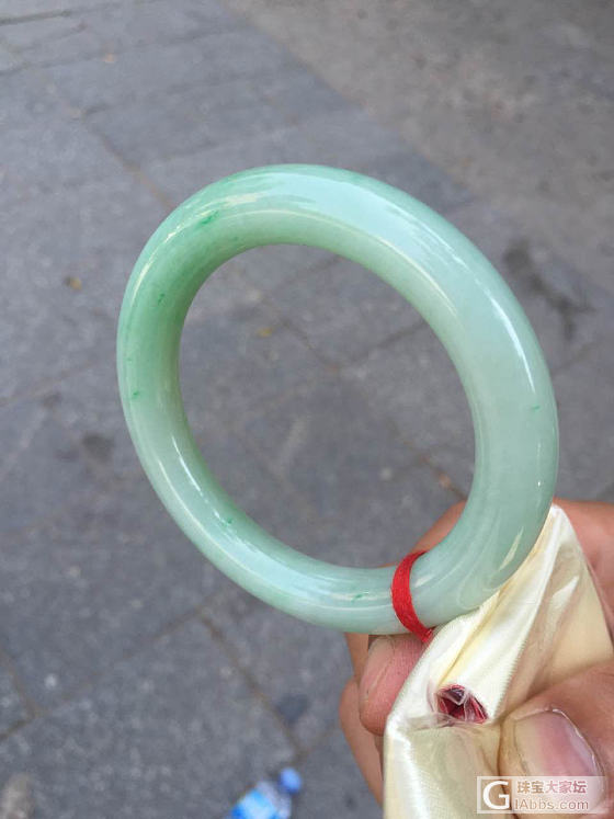完美无瑕豆底飘绿圆条翡翠手镯_翡翠手镯