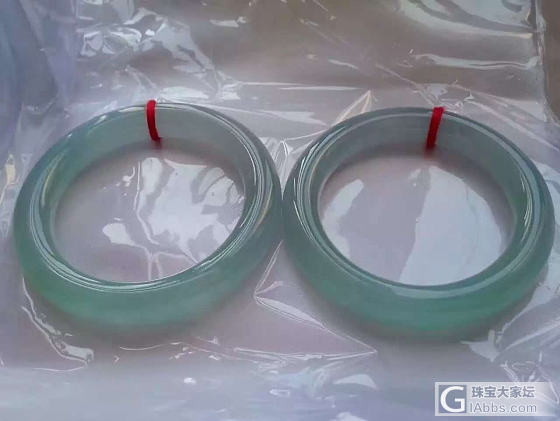 请各位帮我看看左边这条我还价多少合适_翡翠手镯