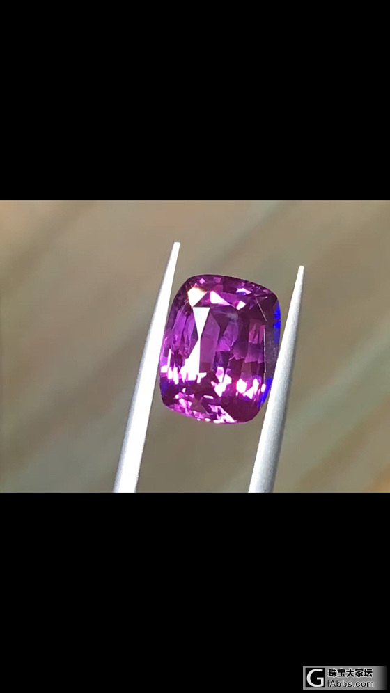 想买一个紫蓝宝，在两个石头中纠结，大家给给意见，大概多少钱可以入，_蓝宝石刻面宝石