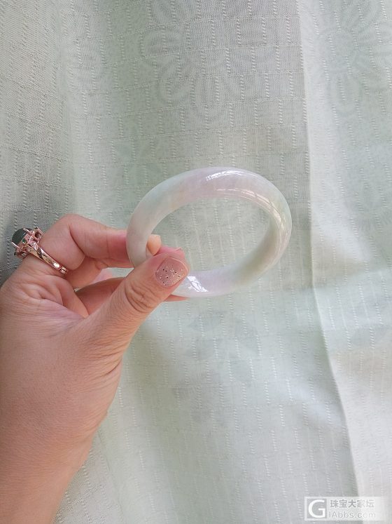 一只春带彩的镯子，隐约觉得很美好，请大神估个价，看我有没有吃药_手镯翡翠