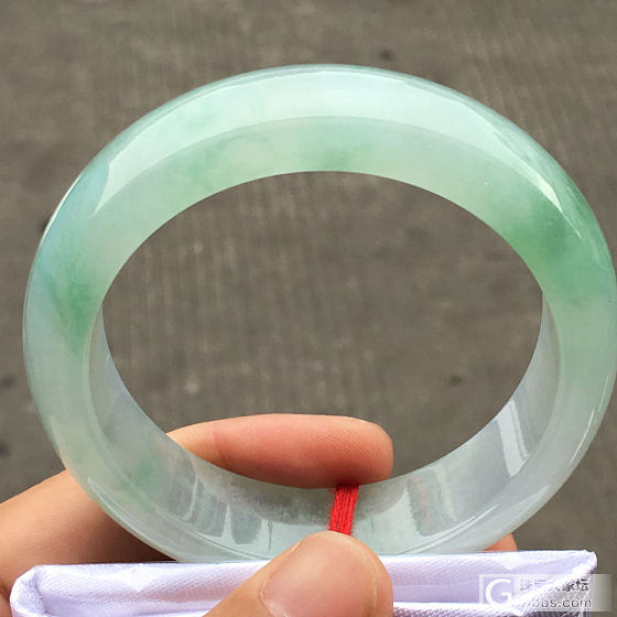 各有特色的镯子_翡翠手镯