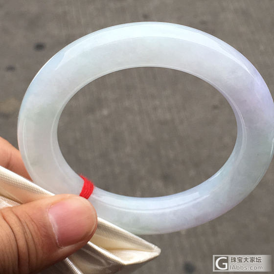 各有特色的镯子_翡翠手镯
