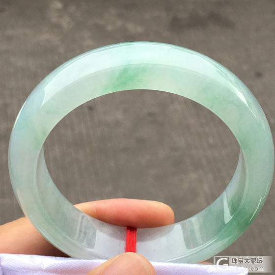 各有特色的镯子_翡翠手镯