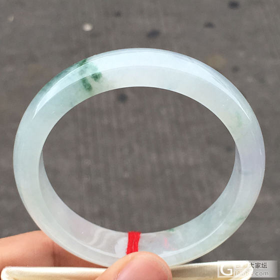 各有特色的镯子_翡翠手镯