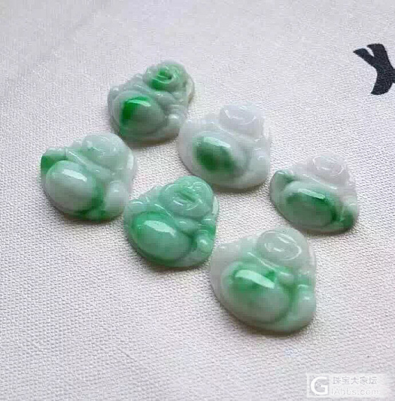 【翡翠名称】-一手走 6个 阳绿色 大肚佛
【翡翠尺寸】-取大25*23*10取..._翡翠