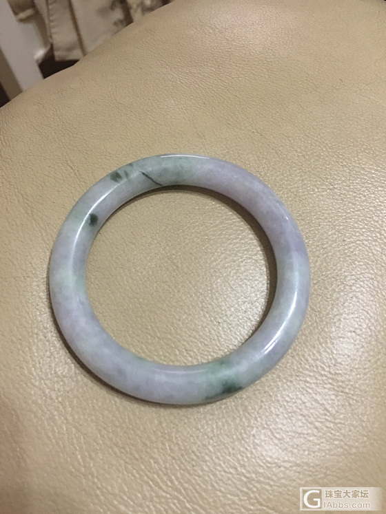小圈口的ZZ终于被我撸进去了，有点淡春彩+飘花_翡翠手镯