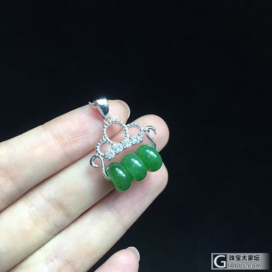 很喜欢的一款碧玉 平安扣吊坠 皇冠 造型，因为是银制的所以价位也不高，但挺漂亮的_吊坠碧玉