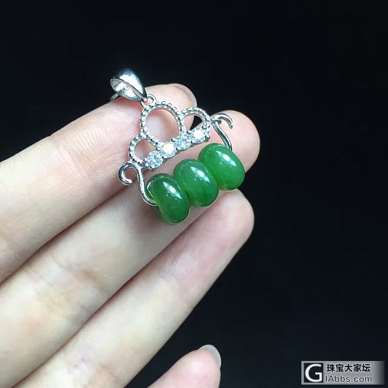 很喜欢的一款碧玉 平安扣吊坠 皇冠 造型，因为是银制的所以价位也不高，但挺漂亮的_吊坠碧玉