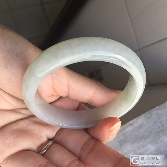 帮我看看这个中四价格值得入吗，谢谢啦_翡翠手镯