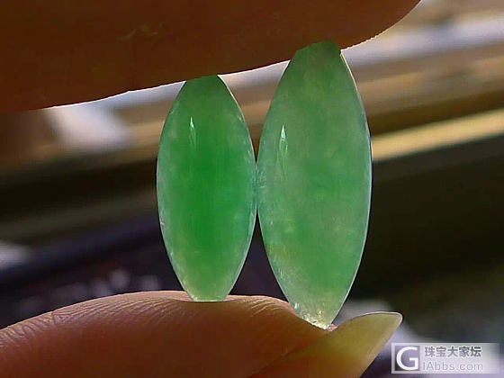 阳绿马眼镶嵌件一对.尺寸：20-8-3.6mm 16.9-6.8-3.7mm 重..._翡翠