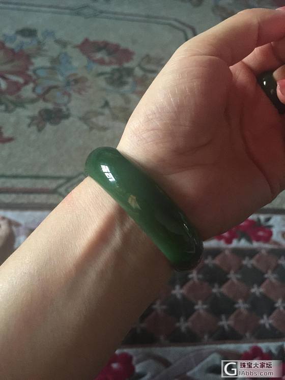 刚入的一个碧玉手镯请大师指点一下_碧玉手镯