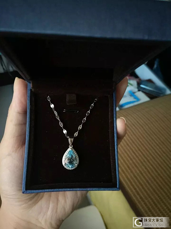 这是托帕石吗？朋友说是真托帕石！我看着不像！两人打赌了赌资300元_吊坠托帕石