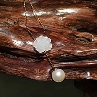 客定脂白和田玉籽料山茶花锁骨链_和田玉