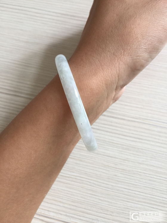 刚买没一星期表面好多细微划痕在明亮的地方对光能用肉眼看到！求解？是不是A货_翡翠