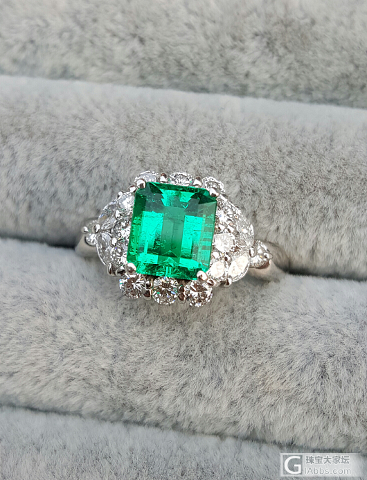 两枚哥伦比亚产地的祖母绿成品戒指...._祖母绿戒指
