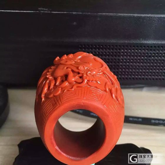 来个瓦西料大扳指，可惜这块料了_南红
