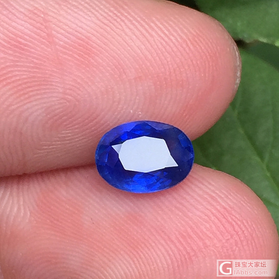 个人很喜欢的一颗无烧矢车菊蓝宝石，丝绒感很强，大家觉得怎样？_蓝宝石刻面宝石