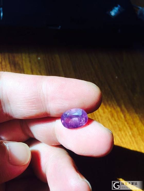 卖家说这颗宝石非常罕见，白天晚上颜色会不同，请大家介绍一下究竟属于哪类宝石_刻面宝石