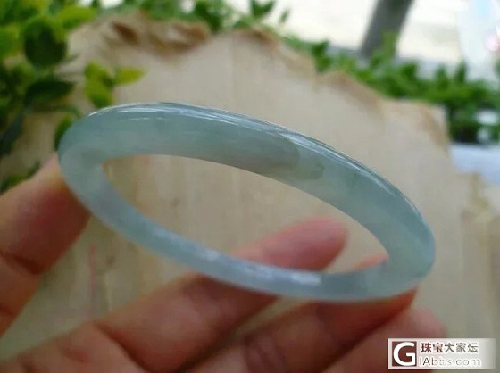 生孩子前有一个菠菜绿的贵妃镯子，不是太懂，据说是什么俄料，反正自己喜欢，圈很小，..._手镯碧玉