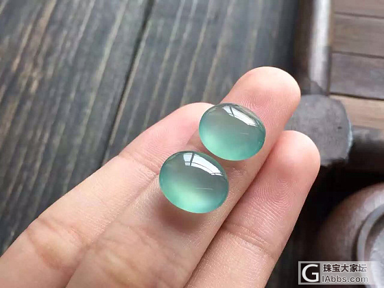 自然灵气的纯净蓝底蛋面
饱满丰盈，老坑细腻的料子。
纯净起光，天空蓝色的蓝底蛋面..._蛋面翡翠