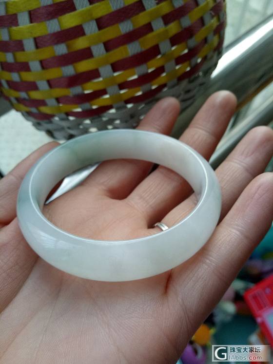 帮我看下这个镯子值多少钱_手镯翡翠