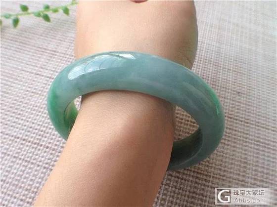 看中一款翡翠手镯，大神们帮忙看看值得入手吗？_手镯翡翠