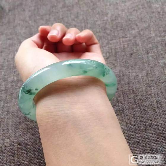 【百宝缘】8月30号看看新上的翡翠手镯，闪闪惹人爱_翡翠