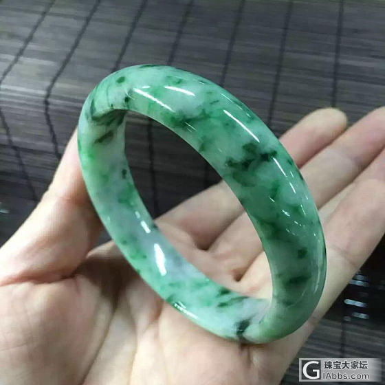 翡翠小白求助 请大神们估估价 这个镯子多钱合适_翡翠