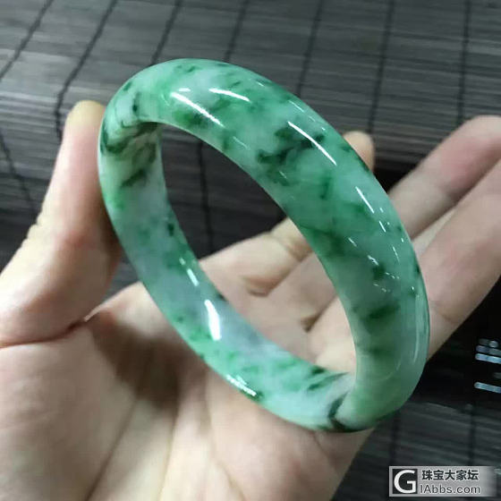 翡翠小白求助 请大神们估估价 这个镯子多钱合适_翡翠