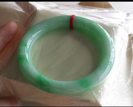 请大家帮忙看镯子，，，，谢谢_手镯翡翠