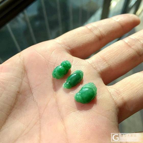起胶阳绿荷叶、满绿三脚蟾一手_翡翠