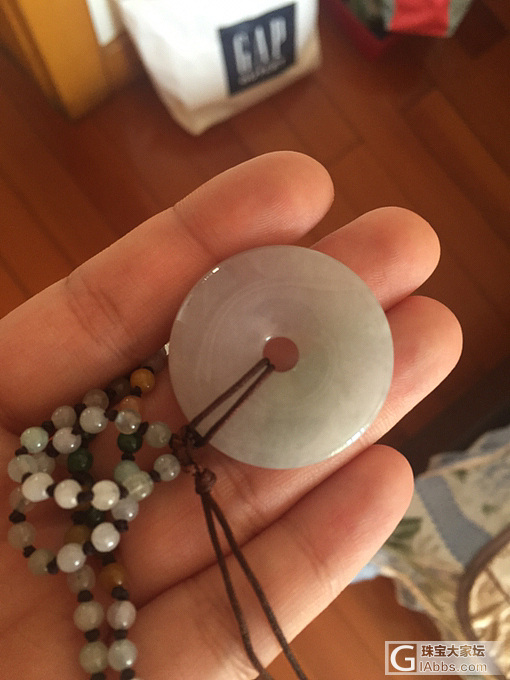 出自己闲置多年的春带彩翡翠平安扣_翡翠