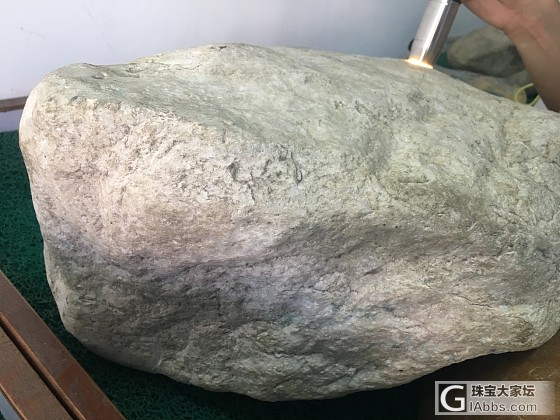白沙皮原石，表面积想不明显，求大神指点_翡翠原石