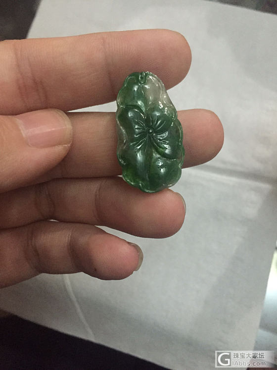 出两个辣绿翡翠吊坠白菜价_翡翠