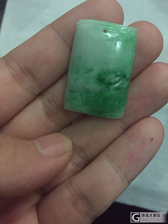 出两个辣绿翡翠吊坠白菜价_翡翠