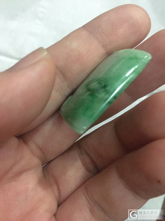 出两个辣绿翡翠吊坠白菜价_翡翠
