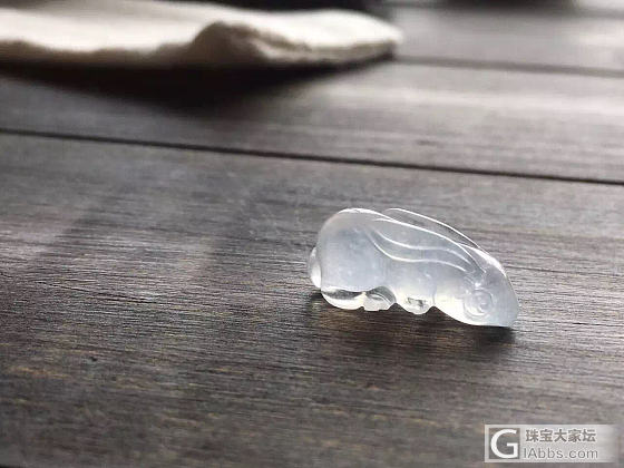 冰润细腻的立体小件
精雕立体兔子。
完美无瑕，个头不大。
可镶嵌戒指，品质掌柜已..._翡翠