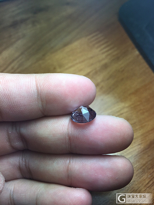 刚刚拿下时5.6克拉，因为漏底，对于处女座的我，果断拿去改了，现在最后为4.5_刻面宝石尖晶石
