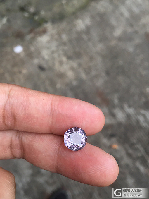 刚刚拿下时5.6克拉，因为漏底，对于处女座的我，果断拿去改了，现在最后为4.5_刻面宝石尖晶石