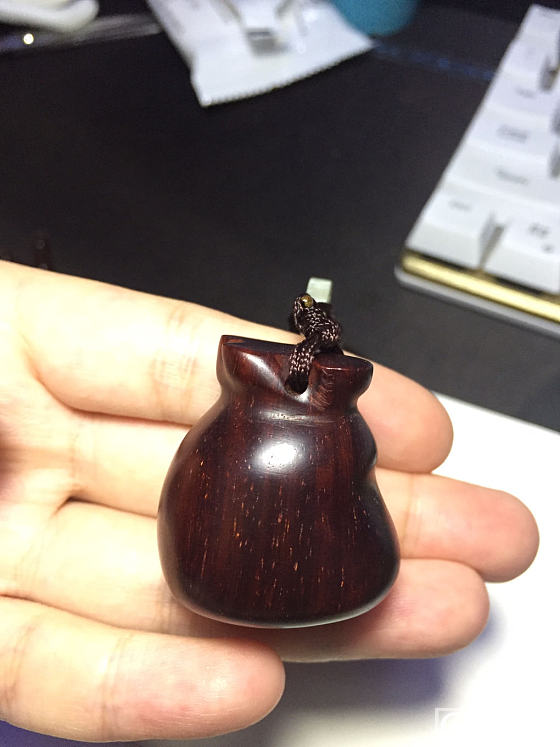 去年入手的一枚小叶紫檀钱袋_小叶紫檀