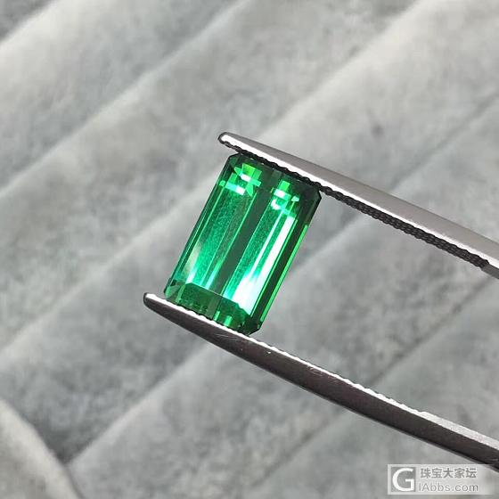 电光绿碧玺
5.89ct 
全净无暇
火彩棒极了
完美的一颗
微mmdzhubao_刻面宝石碧玺